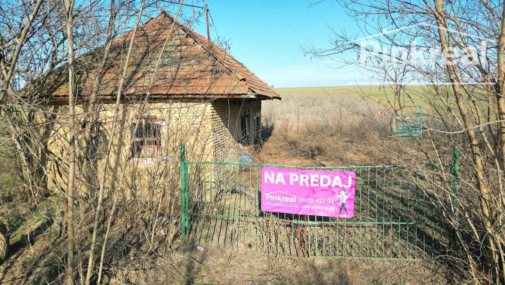 PINKREAL-na predaj, veľký, slnečný pozemok so starým domom
