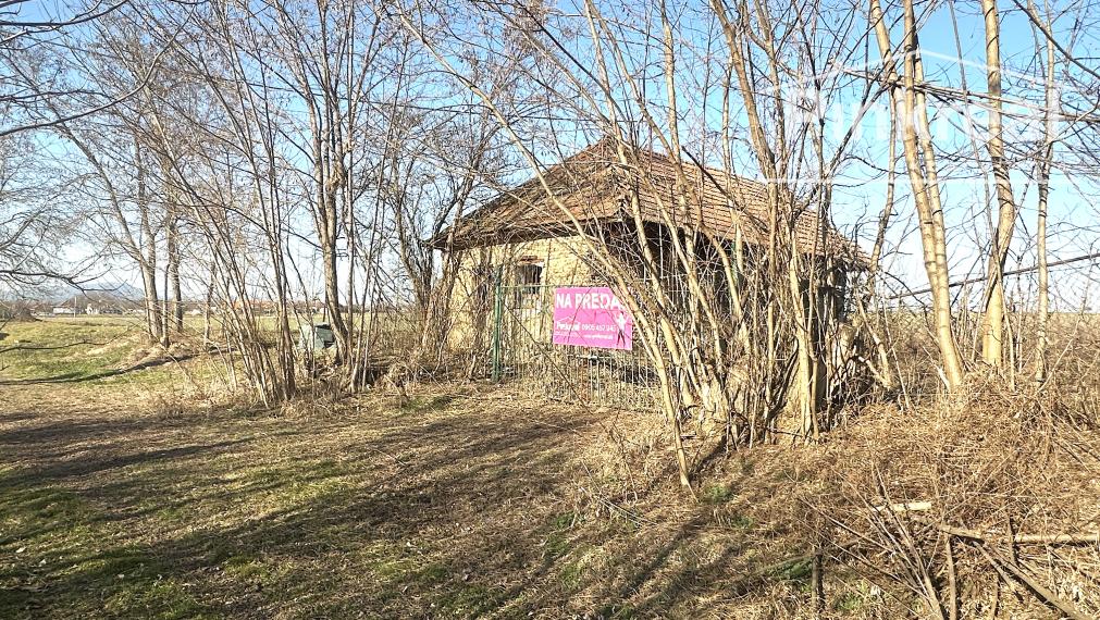 PINKREAL-na predaj, veľký, slnečný pozemok so starým domom