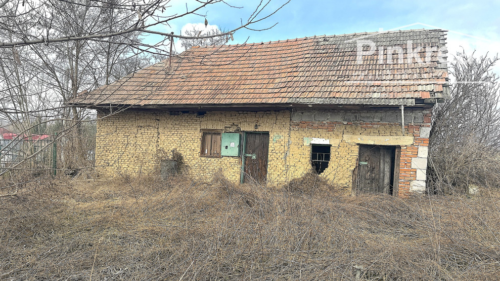 PINKREAL-na predaj, veľký, slnečný pozemok so starým domom