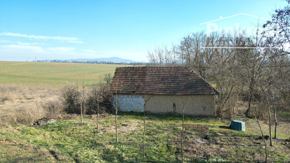 PINKREAL-na predaj, veľký, slnečný pozemok so starým domom