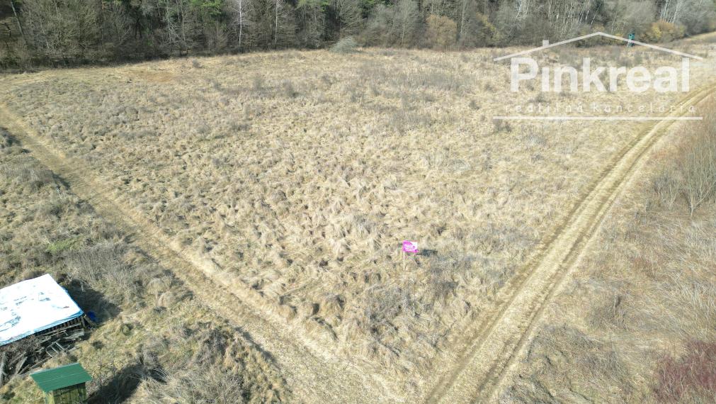 PINKREAL- Predaj rozľahlý, slnečný pozemok pri lese a potoku