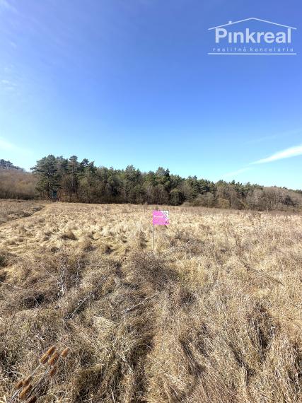 PINKREAL- Predaj tichý, slnečný pozemok pri lese a potoku