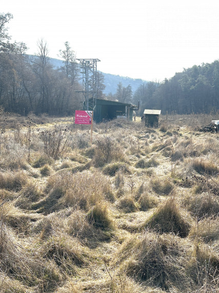 PINKREAL- Predaj tichý, slnečný pozemok pri lese a potoku