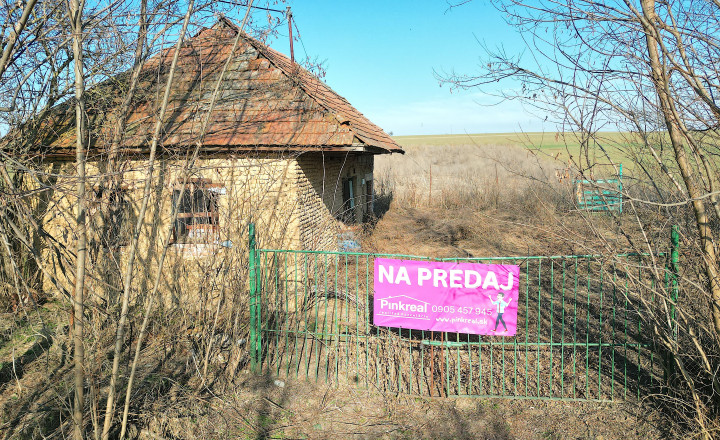 PINKREAL-na predaj, veľký, slnečný pozemok so starým domom - fotografia 1